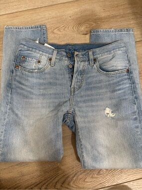 Women’s Levi’s Light Wash Blue Distressed Jeans-wedgie straight